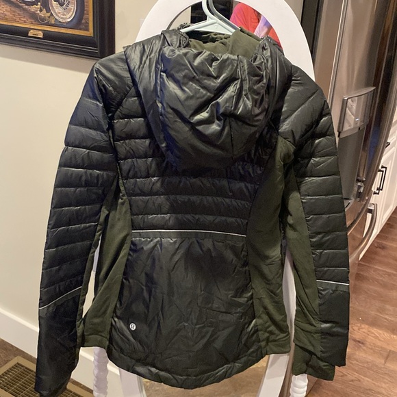 Lululemon dark green lightweight puffer jacket. Women size 4. - Picture 3 of 3